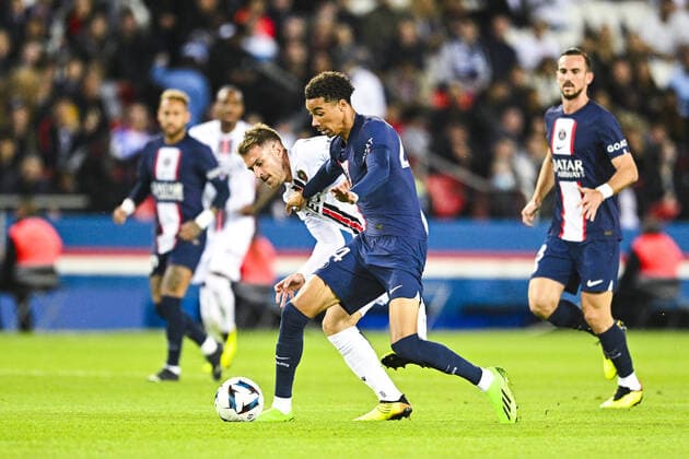 Hugo Ekitike (PSG) vs Aaron Ramsey (Nice) FOOTBALL : PSG vs Nice - Ligue1 Uber Eats - 01 10 2002 JBAutissier Panoramic 