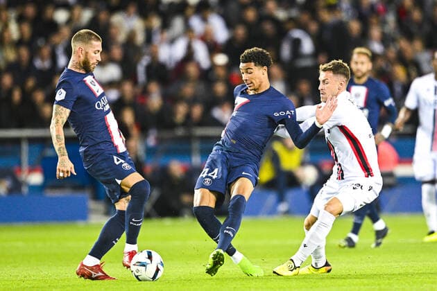 Hugo Ekitike (PSG) vs Aaron Ramsey (Nice) Sergio Ramos (PSG) FOOTBALL : PSG vs Nice - Ligue1 Uber Eats - 01 10 2002 JBAutissier Panoramic 