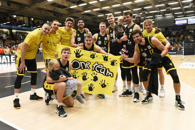 Sport Themen der Woche KW39 Siegerfoto Tigers VfL Kirchheim Knights vs. Tigers Tuebingen Basketball, Maenner, Barmer, 2.Basketball Bundesliga, ProA Hauptrunde , 1.Spieltag, 01.10.2022 Foto:Eibner Tobias Baur VfL Kirchheim Knights vs. Tigers Tuebingen Basketball, Barmer, 2. Basketball Bundesliga, 2.BBL, Liga Pro A, 1.Spieltag, 01.10.2022 Goeppingen *** Winners photo Tigers VfL Kirchheim Knights vs Tigers Tuebingen Basketball, Men, Barmer, 2 Basketball Bundesliga, ProA Hauptrunde , 1 Spieltag, 01 10 2022 Photo Eibner Tobias Baur VfL Kirchheim Knights vs Tigers Tuebingen Basketball, Barmer, 2 Basketball Bundesliga, 2 BBL, Liga Pro A, 1 Spieltag, 01 10 2022 Goeppingen Copyright: xEibner-Pressefotox EP_TBR