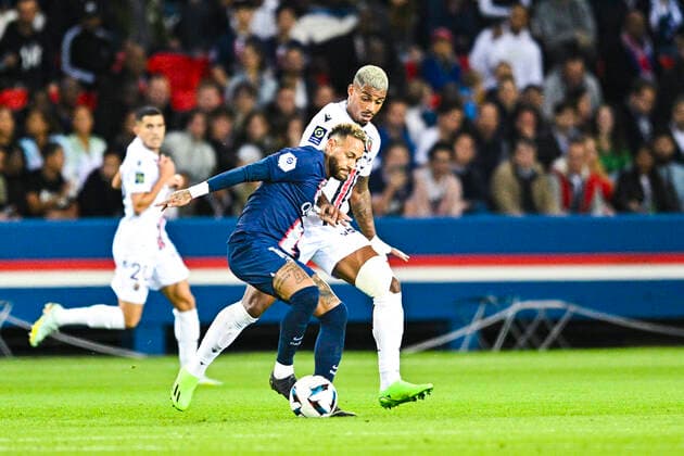Neymar Jr (PSG) vs Mario Lemina (Nice) FOOTBALL : PSG vs Nice - Ligue1 Uber Eats - 01 10 2002 JBAutissier Panoramic 