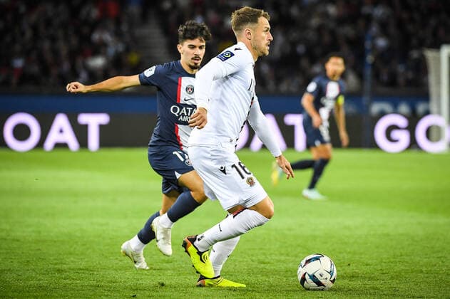 October 1, 2022, Paris, France, France: Aaron RAMSEY of Nice and Vitor MACHADO FERREIRA (Vitinha) of PSG during the Ligue 1 match between Paris Saint-Germain (PSG) and OGC Nice at Parc des Princes Stadium on October 01, 2022 in Paris, France. Paris France - ZUMAm308 20221001_zsp_m308_001 Copyright: xMatthieuxMirvillex
