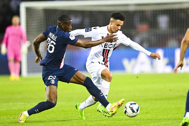 Sofiane Diop (Nice) vs Nordi Mukiele (PSG) FOOTBALL : PSG vs Nice - Ligue1 Uber Eats - 01 10 2002 JBAutissier Panoramic 