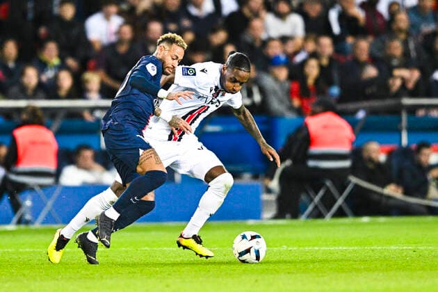 Neymar Jr (PSG) vs Pablo Rosario (Nice) FOOTBALL : PSG vs Nice - Ligue1 Uber Eats - 01 10 2002 JBAutissier Panoramic 