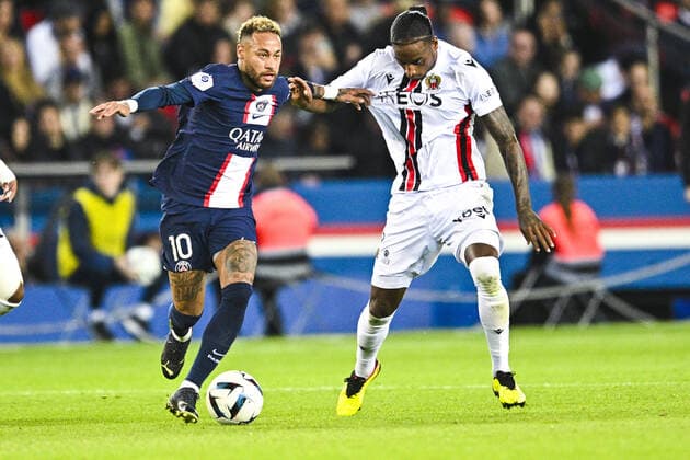 Neymar Jr (PSG) vs Pablo Rosario (Nice) FOOTBALL : PSG vs Nice - Ligue1 Uber Eats - 01 10 2002 JBAutissier Panoramic 