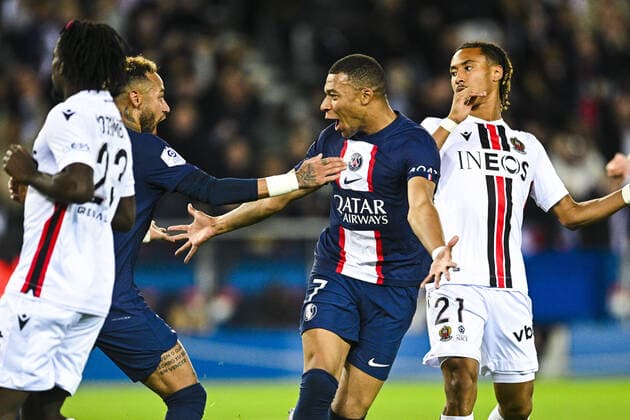 Joie des joueurs du PSG apres le but de Kylian Mbappe (PSG) Neymar Jr (PSG) FOOTBALL : PSG vs Nice - Ligue1 Uber Eats - 01 10 2002 JBAutissier Panoramic 