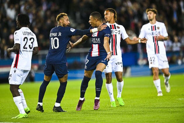 Joie des joueurs du PSG apres le but de Kylian Mbappe (PSG) Neymar Jr (PSG) FOOTBALL : PSG vs Nice - Ligue1 Uber Eats - 01 10 2002 JBAutissier Panoramic 