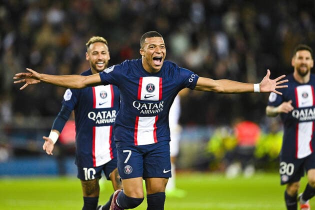 Joie des joueurs du PSG apres le but de Kylian Mbappe (PSG) Neymar Jr (PSG) FOOTBALL : PSG vs Nice - Ligue1 Uber Eats - 01 10 2002 JBAutissier Panoramic 