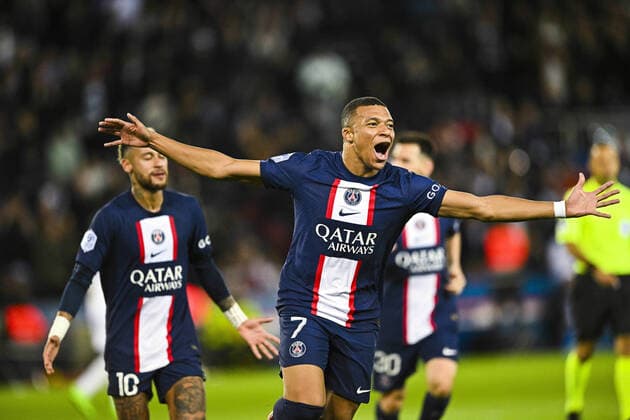 Joie des joueurs du PSG apres le but de Kylian Mbappe (PSG) Neymar Jr (PSG) FOOTBALL : PSG vs Nice - Ligue1 Uber Eats - 01 10 2002 JBAutissier Panoramic 