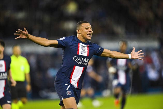 Joie des joueurs du PSG apres le but de Kylian Mbappe (PSG) FOOTBALL : PSG vs Nice - Ligue1 Uber Eats - 01 10 2002 JBAutissier Panoramic 