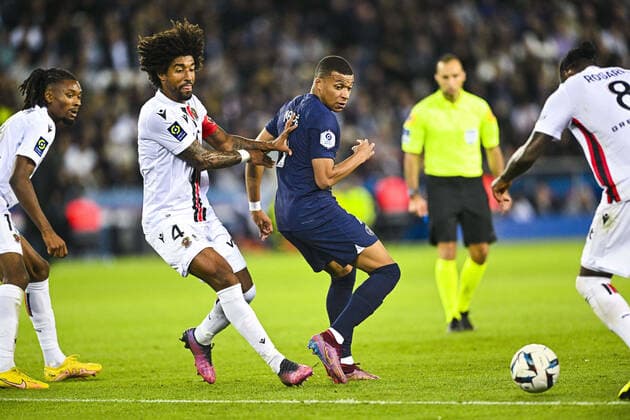 Kylian Mbappe (PSG) vs Dante (Nice) FOOTBALL : PSG vs Nice - Ligue1 Uber Eats - 01 10 2002 JBAutissier Panoramic 