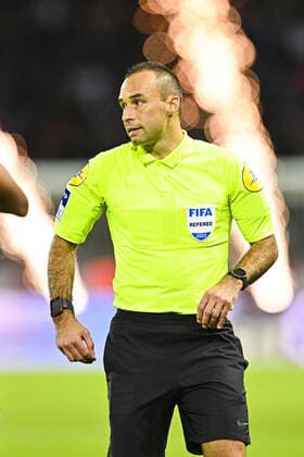 Jerome Brisard - arbitre FOOTBALL : PSG vs Nice - Ligue1 Uber Eats - 01 10 2002 JBAutissier Panoramic 