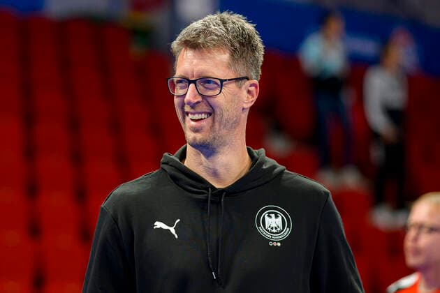 Handball, Frauen: Training - Deutschland Trainer Markus Gaugisch (Deutschland) lachend laechelnd gut gelaunt grinst grinsend Nancy Palais des Sports Jean Weille Frankreich