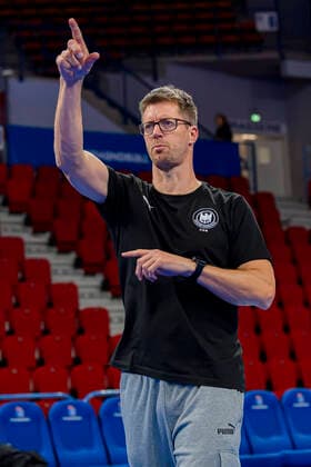 Handball, Frauen: Training - Deutschland Trainer Markus Gaugisch (Deutschland) Gestik Geste gestikuliert Nancy Palais des Sports Jean Weille Frankreich