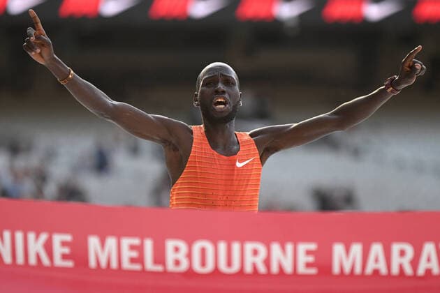 Bilder des Jahres, Sport 10 Oktober Sport Themen der Woche KW39 Sport Bilder des Tages MELBOURNE MARATHON, Timothy Kiplagat Ronoh crosses the line in first place during the 2022 Nike Melbourne Marathon in Melbourne, Sunday, October 2, 2022. ( NO ARCHIVING, EDITORIAL USE ONLY, NO USE IN BOOKS WITHOUT CONSENT MELBOURNE VICTORIA AUSTRALIA  Copyright: xMORGANxHANCOCKx 20221002001710240900