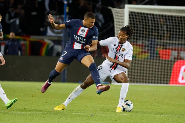 (221002) -- PARIS, Oct. 2, 2022 -- Paris Saint-Germain s Kylian Mbappe (L) competes during the French League 1 football match between Paris Saint-Germain (PSG) and OGC Nice at Parc de Prines in Paris, France, Oct. 1, 2022. (Photo by Rit Heize Xinhua) (SP)FRANCE-PARIS-FOOTBALL-LEAGUE 1-PSG VS NICE RxItHeizegaojing 