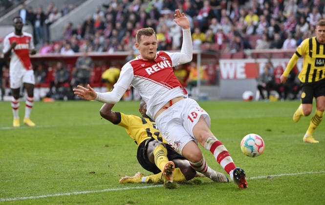 Luca Kilian (1.FC Koeln), re., rettet gegen Anthony Modeste (Borussia Dortmund) 01.10.2022, Fussball GER, Saison 2022 2023, 1. Bundesliga, 8. Spieltag, 1. FC Köln - Borussia Dortmund 3:2 Koeln RheinEnergieStadion Nordrhein Westfalen Deutschland