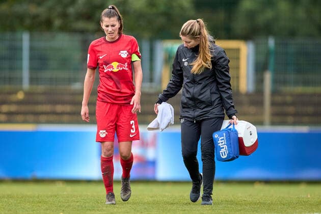 02.10.2022, GER, Frauenfußball, 2. BL, 2022 2023, RB Leipzig - 1. FC Köln U20 Johanna Kaiser (3, RB Leipzig), Freisteller, nach Behandlung, Ria Dörtenbach (Physiotherapeutin RB Leipzig) Markranstädt Stadion am Bad Sachsen Deutschland