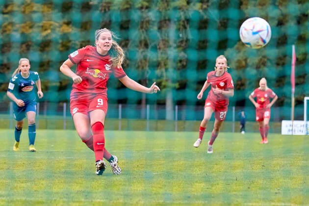 02.10.2022, GER, Frauenfußball, 2. BL, 2022 2023, RB Leipzig - 1. FC Köln U20 Louise Ringsing (9, RB Leipzig), Freisteller, Aktion, beim Elfmeter Markranstädt Stadion am Bad Sachsen Deutschland