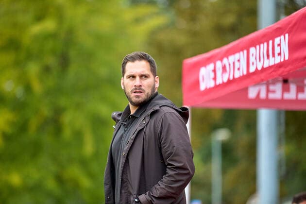 02.10.2022, GER, Frauenfußball, 2. BL, 2022 2023, RB Leipzig - 1. FC Köln U20 Saban Uzun (Cheftrainer RB Leipzig), Portrait, Blick zur Seite Markranstädt Stadion am Bad Sachsen Deutschland