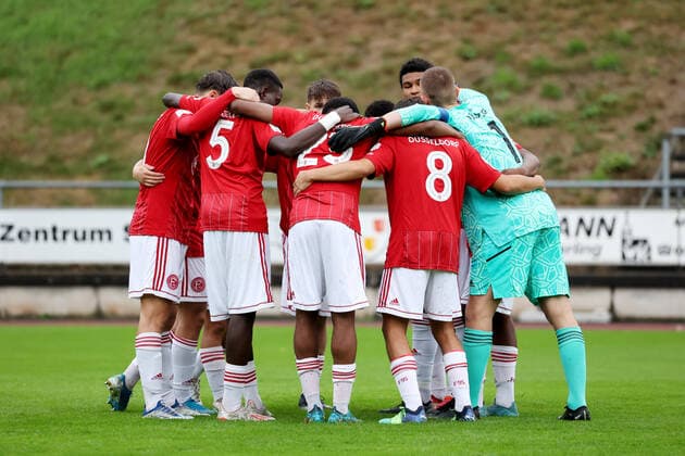 Die Mannschaft von Fortuna Duesseldorf (Düsseldorf) schwoert (schwört) sich auf das Spiel ein. Sonntag 02.10.2022, B-Junioren Bundesliga West Saison 22 23 - 7. Spieltag in Siegen, Sportfreunde Siegen - Fortuna Duesseldorf (Düsseldorf)