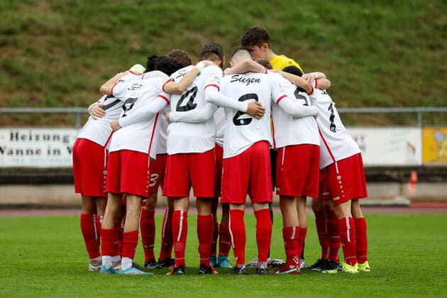 Die Mannschaft der Sportfreunde Siegen schwoert (schwört) sich auf das Spiel ein. Sonntag 02.10.2022, B-Junioren Bundesliga West Saison 22 23 - 7. Spieltag in Siegen, Sportfreunde Siegen - Fortuna Duesseldorf (Düsseldorf)