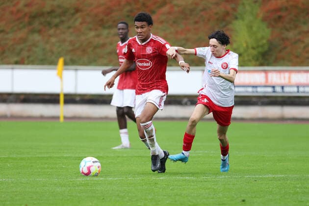 Karim Affo (D) li. gegen Younes El Ayouchi (SI) re. Sonntag 02.10.2022, B-Junioren Bundesliga West Saison 22 23 - 7. Spieltag in Siegen, Sportfreunde Siegen - Fortuna Duesseldorf (Düsseldorf)