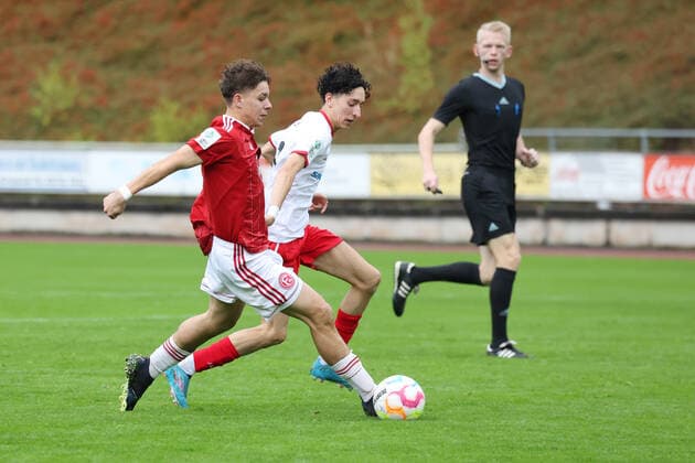 Kevin Engelmann (D) vo. gegen Younes El Ayouchi (SI) hi. Sonntag 02.10.2022, B-Junioren Bundesliga West Saison 22 23 - 7. Spieltag in Siegen, Sportfreunde Siegen - Fortuna Duesseldorf (Düsseldorf)