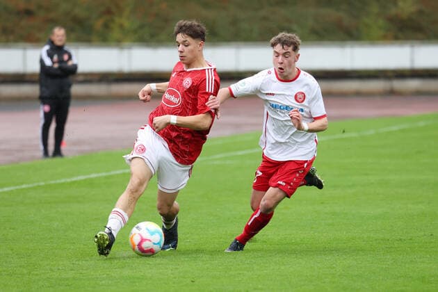 Kevin Engelmann (D) li. gegen Paul Johann Wied (SI) re. Sonntag 02.10.2022, B-Junioren Bundesliga West Saison 22 23 - 7. Spieltag in Siegen, Sportfreunde Siegen - Fortuna Duesseldorf (Düsseldorf)