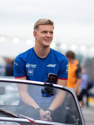 Mick Schumacher (GER, Haas F1 Team 47) bei der Fahrerparade vor dem Rennen, SIN, Formel 1 Grand Prix von Singapur, Marina Bay Circuit, Rennen, 02.10.2022 SIN, Formel 1 Grand Prix von Singapur, Marina Bay Circuit, Rennen, 02.10.2022 Singapur Copyright: xEibner Memmlerx EP_MMR