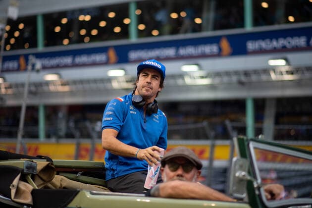 Fernando Alonso (ESP, BWT Alpine F1 Team 14) bei der Fahrerparade, SIN, Formel 1 Grand Prix von Singapur, Marina Bay Circuit, Rennen, 02.10.2022 SIN, Formel 1 Grand Prix von Singapur, Marina Bay Circuit, Rennen, 02.10.2022 Singapur *** Fernando Alonso ESP, BWT Alpine F1 Team 14 at the drivers parade, SIN, Formula 1 Singapore Grand Prix, Marina Bay Circuit, race, 02 10 2022 SIN, Formula 1 Singapore Grand Prix, Marina Bay Circuit, race, 02 10 2022 Singapore Copyright: xEibner Memmlerx EP_MMR