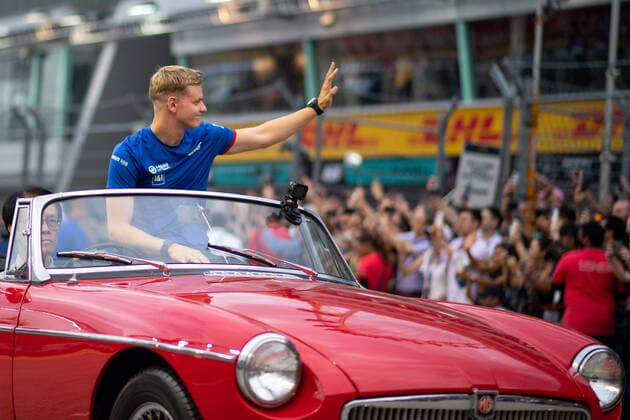 Mick Schumacher (GER, Haas F1 Team 47) bei der Fahrerparade, SIN, Formel 1 Grand Prix von Singapur, Marina Bay Circuit, Rennen, 02.10.2022 SIN, Formel 1 Grand Prix von Singapur, Marina Bay Circuit, Rennen, 02.10.2022 Singapur Copyright: xEibner Memmlerx EP_MMR