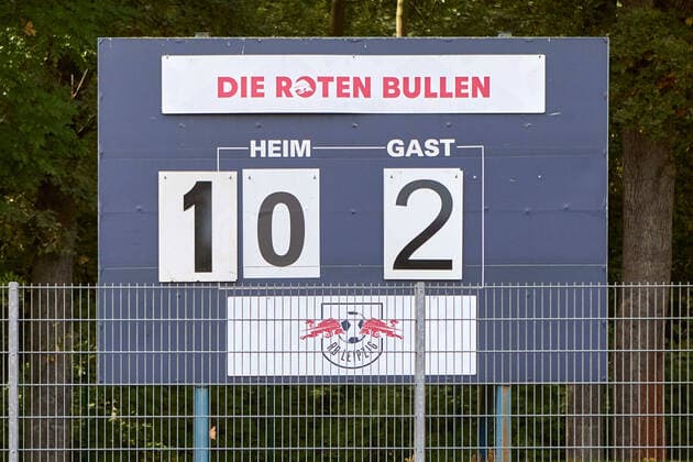 02.10.2022, GER, Frauenfußball, 2. BL, 2022 2023, RB Leipzig - 1. FC Köln U20 Spielstand, Tafel, Endeergebnis, 10:2 Markranstädt Stadion am Bad Sachsen Deutschland