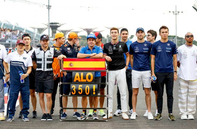 F1 drivers pose for a photo to celebrate the 350th F1 race start of 14 Fernando Alonso (ESP, BWT Alpine F1 Team), F1 Grand Prix of Singapore at Marina Bay Street Circuit on October 2, 2022 in Singapore, Singapore. (Photo by HOCH ZWEI) Singapore Singapore