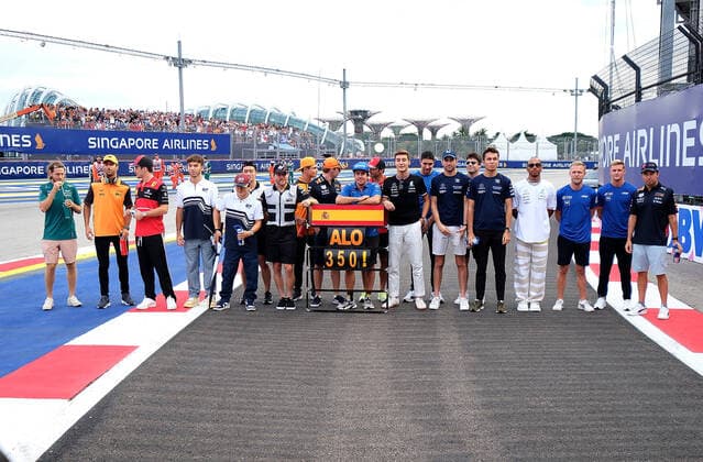 FORMULA 1 SINGAPORE AIRLINES SINGAPORE GRAND PRIX 2022 02.10.2022, Marina Bay Street Circuit, Singapore, FORMULA 1 SINGAPORE AIRLINES SINGAPORE GRAND PRIX 2022 ,im Bild Alle Fahrer stehen zum Gruppenfoto zu Ehren von Fernando Alonso (ESP), Alpine F1 Team bereit, dieser fährt seinen 350. Grand Prix..