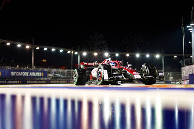 77 BOTTAS Valtteri (fin), Alfa Romeo F1 Team ORLEN C42, action during the Formula 1 Singapore Airlines Singapore Grand Prix 2022, 17th round of the 2022 FIA Formula One World Championship, WM, Weltmeisterschaft from September 30 to October 02, 2022 on the Marina Bay Street Circuit, in Singapore - F1 - SINGAPORE GRAND PRIX 2022 - RACE DPPI Panoramic  AV6_5391