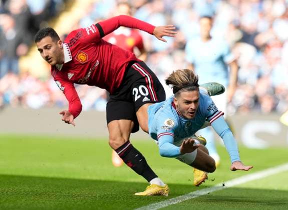 Sport Themen der Woche KW39 Sport Bilder des Tages Manchester, England, 2nd October 2022. Diogo Dalot of Manchester United, ManU challenges Jack Grealish of Manchester City during the Premier League match at the Etihad Stadium, Manchester. Picture credit should read: Andrew Yates Sportimage EDITORIAL USE ONLY. No use with unauthorised audio, video, data, fixture lists, club league logos or live services. Online in-match use limited to 120 images, no video emulation. No use in betting, games or single club league player publications. SPI-1914-0019