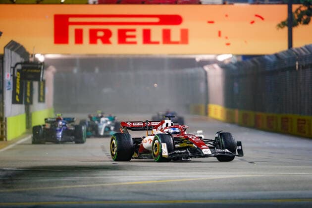 77 BOTTAS Valtteri (fin), Alfa Romeo F1 Team ORLEN C42, action during the Formula 1 Singapore Airlines Singapore Grand Prix 2022, 17th round of the 2022 FIA Formula One World Championship, WM, Weltmeisterschaft from September 30 to October 02, 2022 on the Marina Bay Street Circuit, in Singapore - F1 - SINGAPORE GRAND PRIX 2022 - RACE DPPI Panoramic  _V2_3495