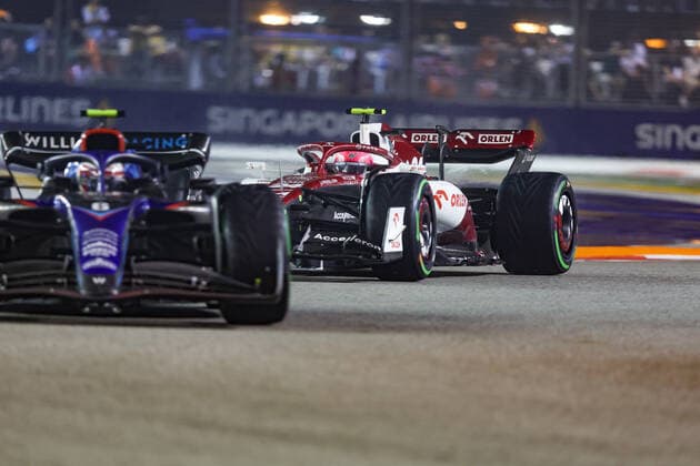 24 ZHOU Guanyu (chi), Alfa Romeo F1 Team ORLEN C42, action during the Formula 1 Singapore Airlines Singapore Grand Prix 2022, 17th round of the 2022 FIA Formula One World Championship, WM, Weltmeisterschaft from September 30 to October 02, 2022 on the Marina Bay Street Circuit, in Singapore - F1 - SINGAPORE GRAND PRIX 2022 - RACE DPPI Panoramic  G00D6707