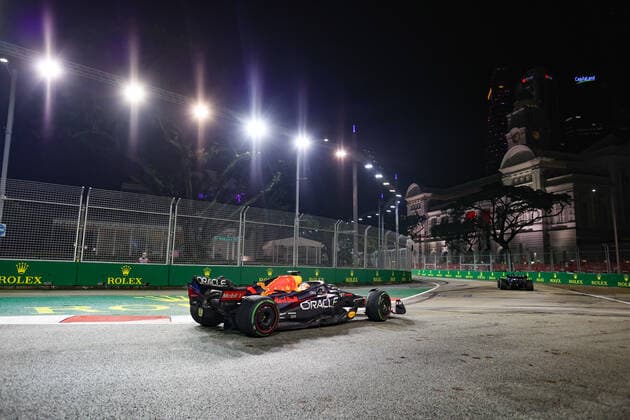 01 VERSTAPPEN Max (nld), Red Bull Racing RB18, action during the Formula 1 Singapore Airlines Singapore Grand Prix 2022, 17th round of the 2022 FIA Formula One World Championship, WM, Weltmeisterschaft from September 30 to October 02, 2022 on the Marina Bay Street Circuit, in Singapore - F1 - SINGAPORE GRAND PRIX 2022 - RACE DPPI Panoramic  AV6_5845