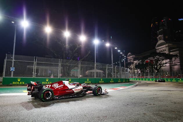77 BOTTAS Valtteri (fin), Alfa Romeo F1 Team ORLEN C42, action during the Formula 1 Singapore Airlines Singapore Grand Prix 2022, 17th round of the 2022 FIA Formula One World Championship, WM, Weltmeisterschaft from September 30 to October 02, 2022 on the Marina Bay Street Circuit, in Singapore - F1 - SINGAPORE GRAND PRIX 2022 - RACE DPPI Panoramic  AV6_5853_1