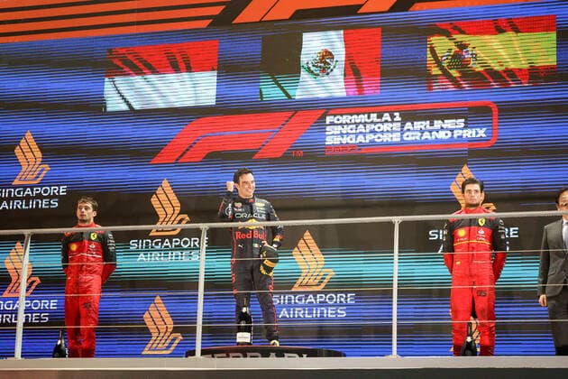 LECLERC Charles (mco), Scuderia Ferrari F1-75, PEREZ Sergio (mex), Red Bull Racing RB18, SAINZ Carlos (spa), Scuderia Ferrari F1-75, portrait, podium during the Formula 1 Singapore Airlines Singapore Grand Prix 2022, 17th round of the 2022 FIA Formula One World Championship, WM, Weltmeisterschaft from September 30 to October 02, 2022 on the Marina Bay Street Circuit, in Singapore - F1 - SINGAPORE GRAND PRIX 2022 - RACE DPPI Panoramic GOOD4790