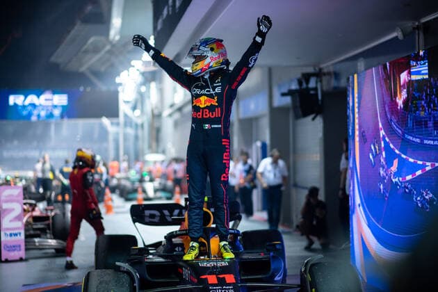 Sergio Checo Perez (MEX, Oracle Red Bull Racing 11) jubelt ueber den Sieg, SIN, Formel 1 Grand Prix von Singapur, Marina Bay Circuit, Rennen, 02.10.2022 SIN, Formel 1 Grand Prix von Singapur, Marina Bay Circuit, Rennen, 02.10.2022 Singapur Copyright: xEibner Memmlerx EP_MMR
