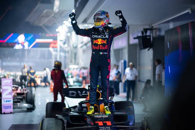 Sergio Checo Perez (MEX, Oracle Red Bull Racing 11) jubelt ueber den Sieg, SIN, Formel 1 Grand Prix von Singapur, Marina Bay Circuit, Rennen, 02.10.2022 SIN, Formel 1 Grand Prix von Singapur, Marina Bay Circuit, Rennen, 02.10.2022 Singapur Copyright: xEibner Memmlerx EP_MMR