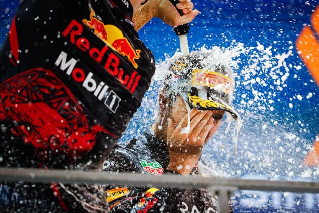 Sport Bilder des Tages PEREZ Sergio (mex), Red Bull Racing RB18, portrait podium during the Formula 1 Singapore Airlines Singapore Grand Prix 2022, 17th round of the 2022 FIA Formula One World Championship, WM, Weltmeisterschaft from September 30 to October 02, 2022 on the Marina Bay Street Circuit, in Singapore - F1 - SINGAPORE GRAND PRIX 2022 - RACE DPPI Panoramic  00122040__V2_4691
