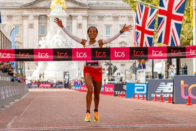Bilder des Jahres, Sport 10 Oktober Sport Themen der Woche KW39 Sport Bilder des Tages (221002) -- LONDON, Oct. 2, 2022 -- Ethiopia s Yalemzerf Yehualaw crosses the finish line as she wins the women s elite race at 2022 London Marathon in London, Britain, Oct. 2, 2022. (Photo by Tim Ireland Xinhua) (SP)BRITAIN-LONDON-LONDON MARATHON 2022 LixYing 