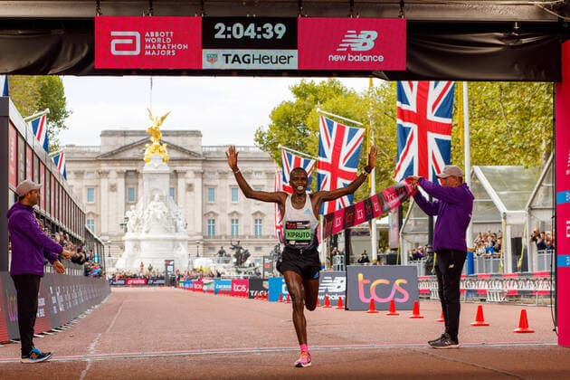 Bilder des Jahres, Sport 10 Oktober Sport Themen der Woche KW39 Sport Bilder des Tages (221002) -- LONDON, Oct. 2, 2022 -- Kenya s Amos Kipruto celebrates after winning the men s elite race at 2022 London Marathon in London, Britain, Oct. 2, 2022. (Photo by Tim Ireland Xinhua) (SP)BRITAIN-LONDON-LONDON MARATHON 2022 LixYing 