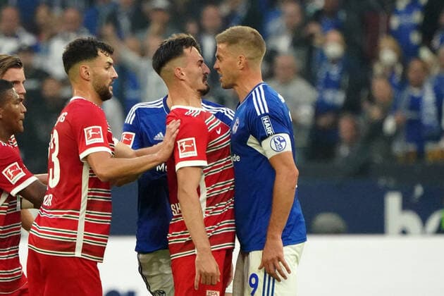 Sport Themen der Woche KW39 Fussball, 1.BL Saison 2022 2023, FC Schalke 04 - FC Augsburg 02.10.2022, Veltinsarena Mergin Barisha FC Augsburg Simon Terodde, FC Schalke 04 , Zanken, Streiten *** Football, 1 BL season 2022 2023, FC Schalke 04 FC Augsburg 02 10 2022, Veltinsarena Mergin Barisha FC Augsburg Simon Terodde, FC Schalke 04 , bickering, arguing