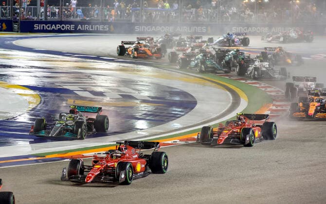 Start, 16 Charles Leclerc (MCO, Scuderia Ferrari), 44 Lewis Hamilton (GBR, Mercedes-AMG Petronas F1 Team), 55 Carlos Sainz (ESP, Scuderia Ferrari), F1 Grand Prix of Singapore at Marina Bay Street Circuit on October 2, 2022 in Singapore, Singapore. (Photo by HOCH ZWEI) Singapore Singapore