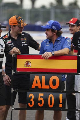 celebration du 350 Ã me grand prix de fernando alonso lors du GP de singapour 2022 FORMULE 1 : Alonso 350 Ã me Grand prix - Singapour - 02 10 2022 MPSAgency Panoramic 
