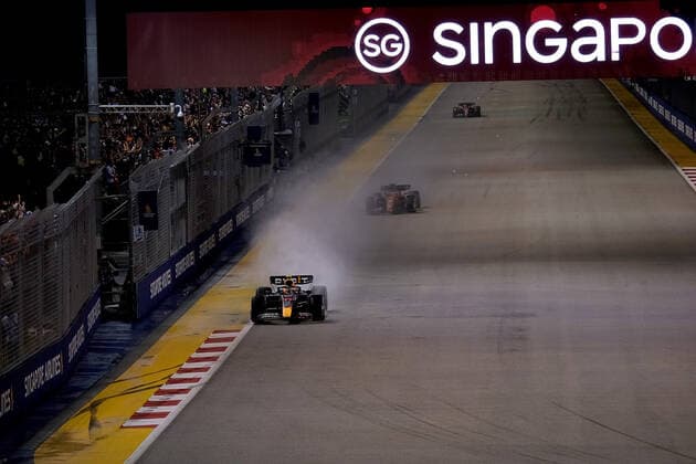 FORMULA 1 SINGAPORE AIRLINES SINGAPORE GRAND PRIX 2022 02.10.2022, Marina Bay Street Circuit, Singapore, FORMULA 1 SINGAPORE AIRLINES SINGAPORE GRAND PRIX 2022 ,im Bild Sergio Perez (MEX), Oracle Red Bull Racing, Charles Leclerc (MCO), Scuderia Ferrari, Carlos Sainz Jr. (ESP), Scuderia Ferrari.
